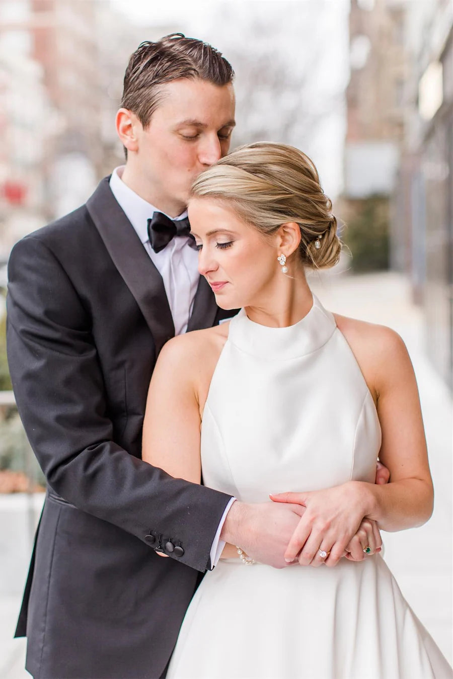 Vestido de novia de satén con escote halter y botones en forma de A
